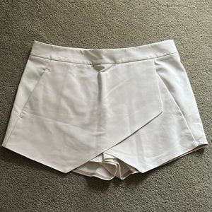 Express white skort, with front side pockets, NWT, size 4